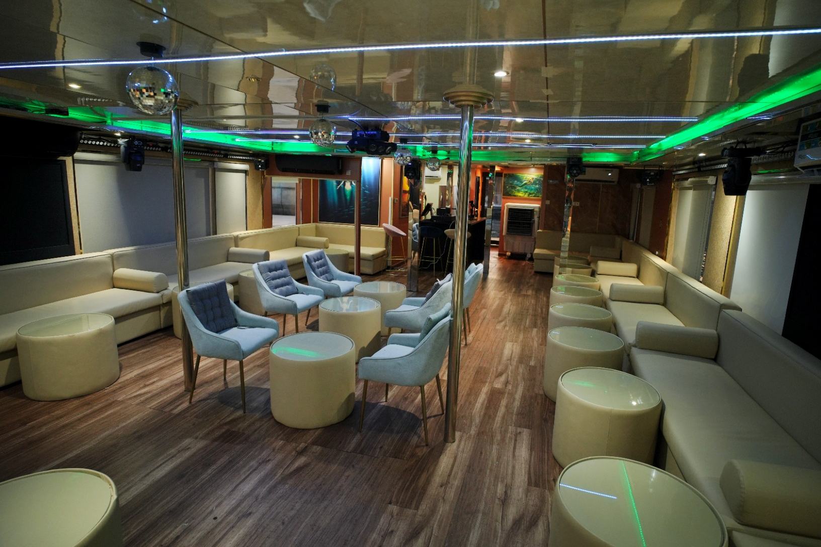 Foto 11: Play Boy Houseboat