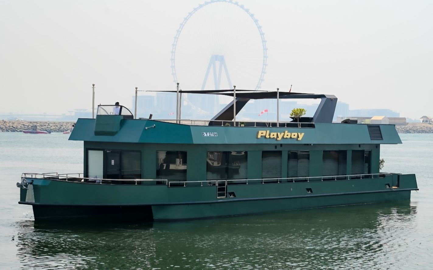 Play Boy Houseboat (100 Fuß)