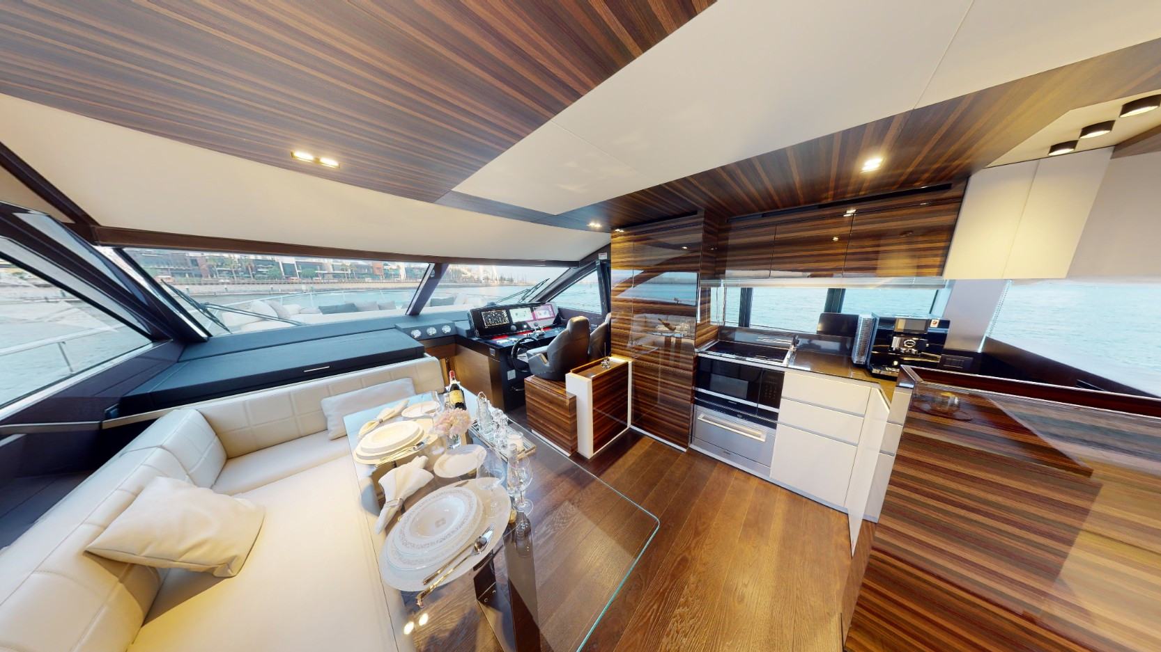 Foto 3: Ferretti 67 Fuß