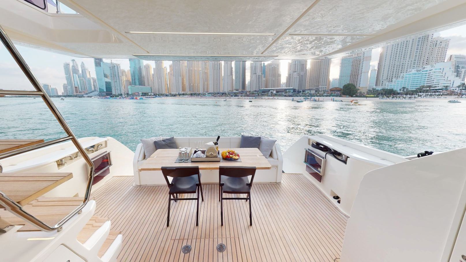 Foto 9: Ferretti 67 Fuß