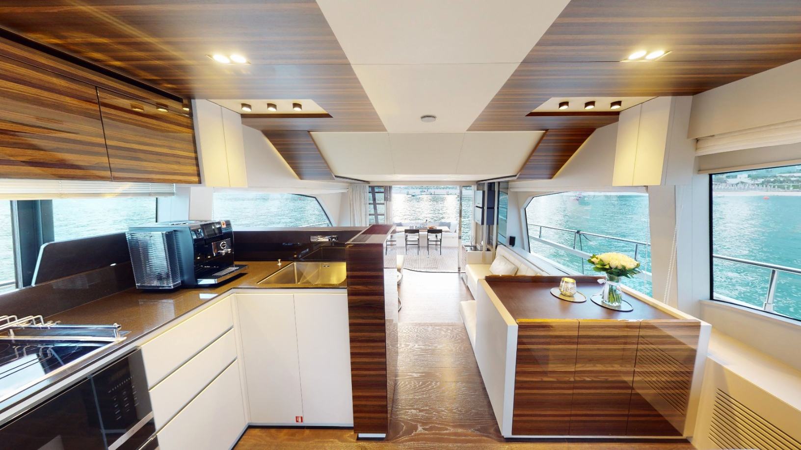 Foto 8: Ferretti 67 Fuß