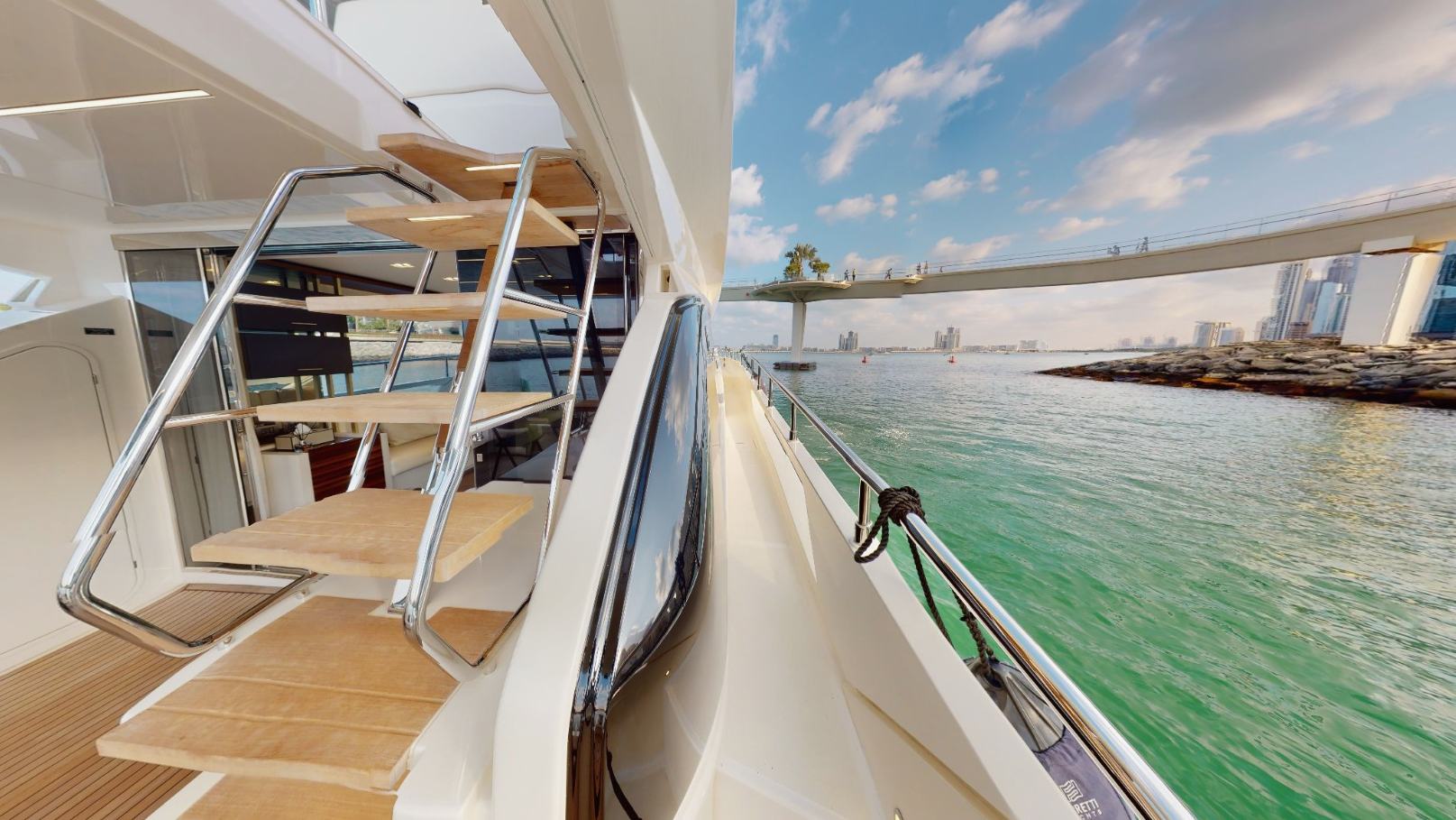 Foto 7: Ferretti 67 Fuß